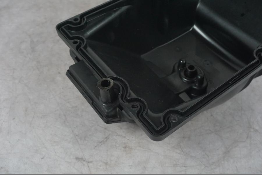 Vänster sida på Luftburk från en KTM 1290 Super Adventure S -2022 motorcykel.