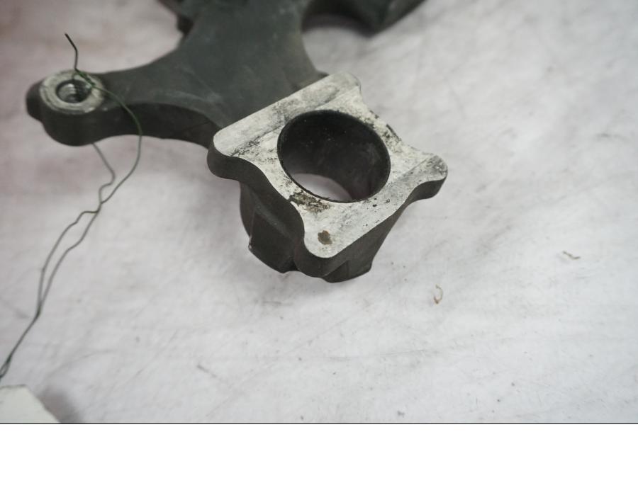 Snett nerifrån på Bromsoksfäste från en Suzuki GSX-R 1000 -2007 motorcykel.