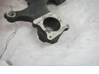 Snett nerifrån på Bromsoksfäste från en Suzuki GSX-R 1000 -2007 motorcykel.