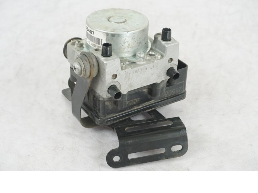 Framsidan på ABS Modulator från en Triumph Tiger Explorer -2013 motorcykel.