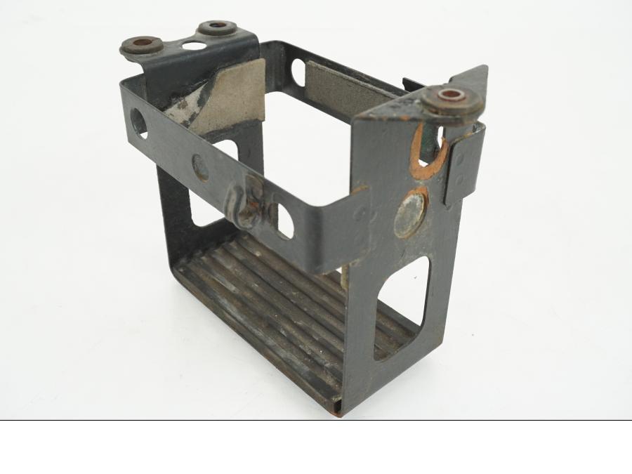 Snett uppifrån på Batterihållare från en Suzuki GS 1000 -1978 motorcykel.