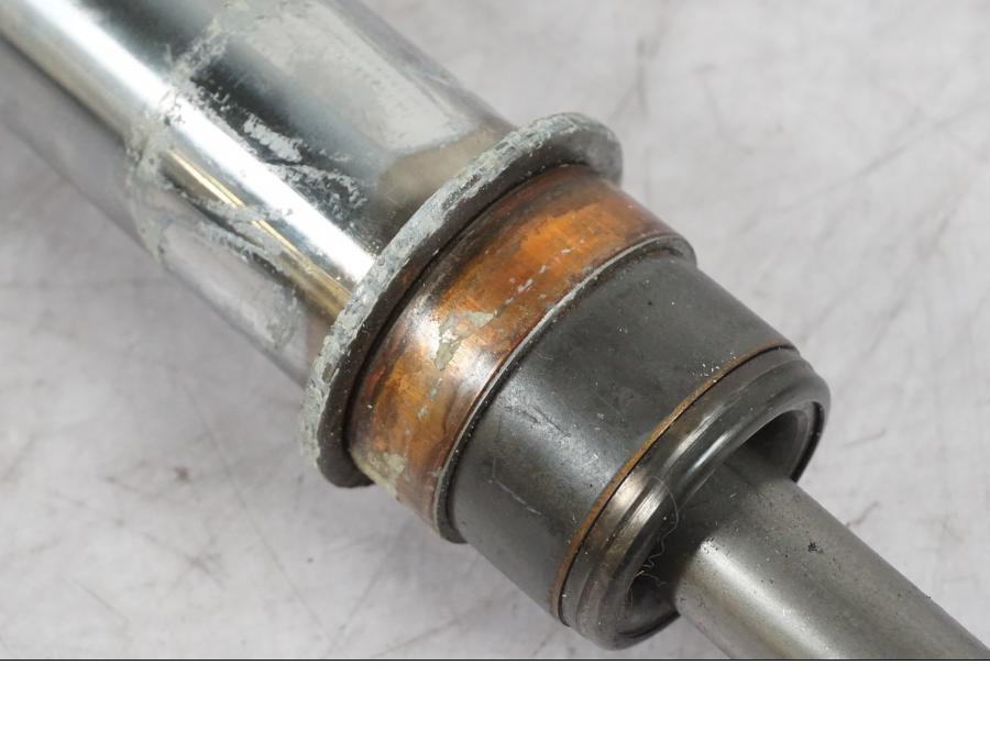 Snett nerifrån på Gaffelben från en BMW F 650 -1994 motorcykel.