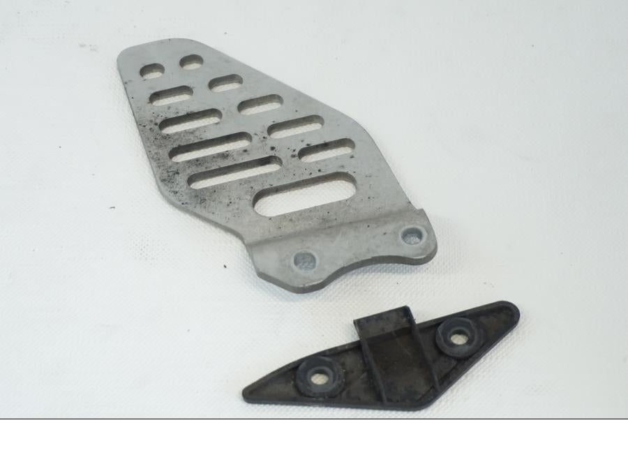 Baksidan på Fotpinnehälskydd från en Yamaha YZF R6 -2006 motorcykel.