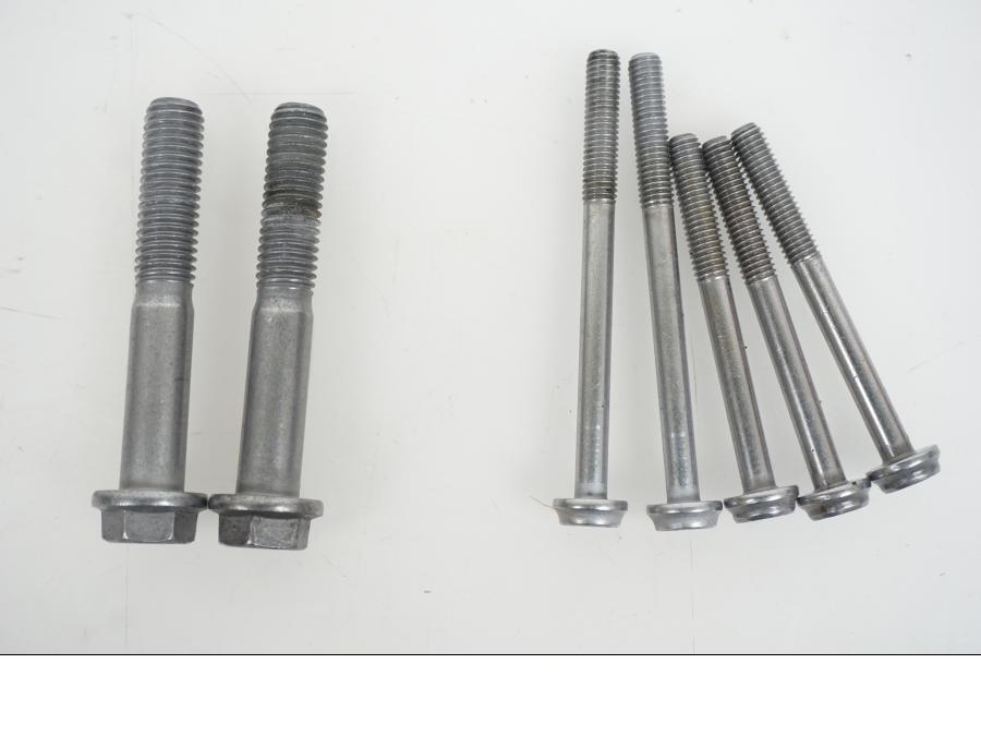 Snett nerifrån på Skruv / Mutter etc från en BMW F 850 GS -2019 motorcykel.