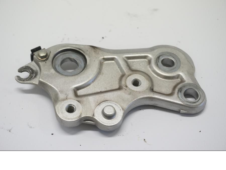 Framsidan på Fotpinnefäste inre från en Yamaha MT-07 -2014 motorcykel.