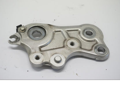 Framsidan på Fotpinnefäste inre från en Yamaha MT-07 -2014 motorcykel.