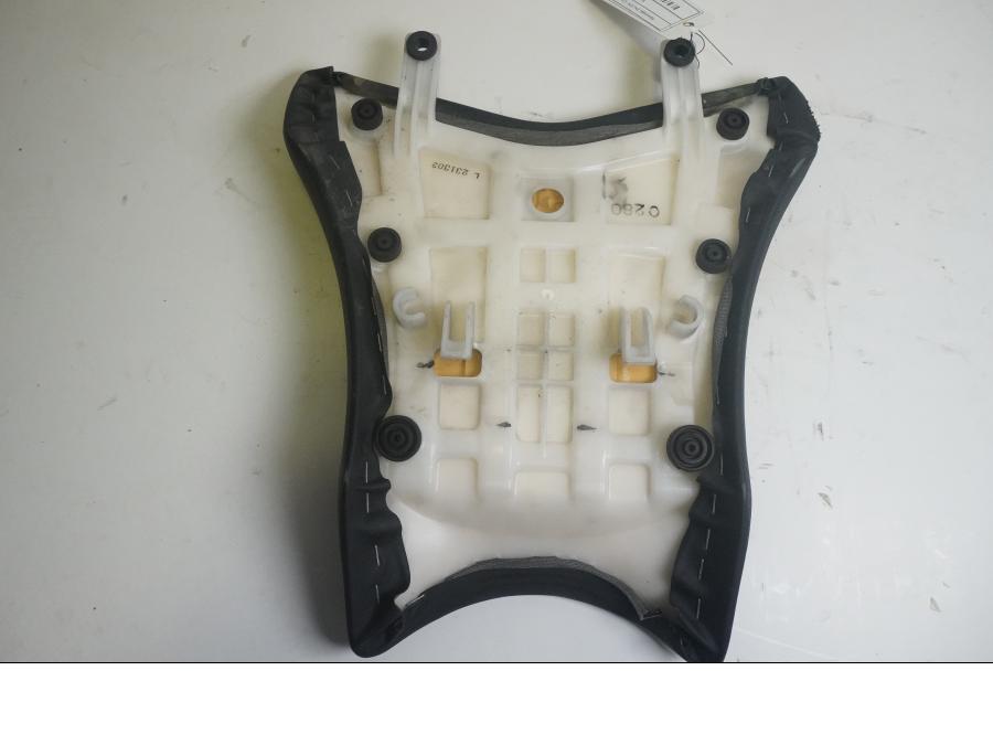 Vänster sida på Sadel från en Kawasaki ZX-10R -2012 motorcykel.