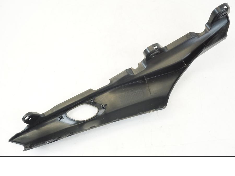 Snett uppifrån på Bakvinge från en Yamaha MT-09 -2021 motorcykel.