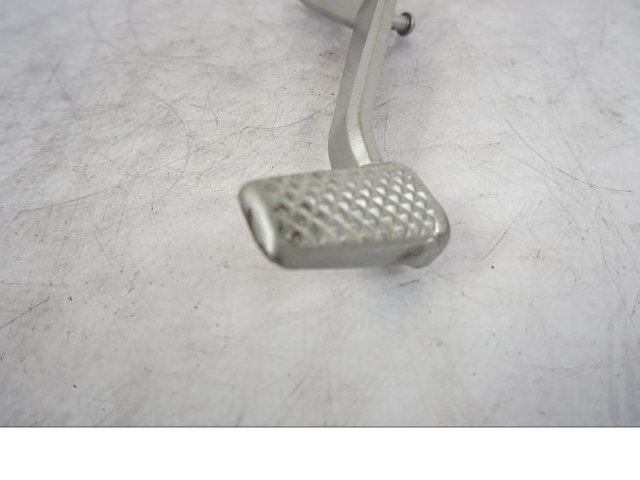 Höger sida på Bromspedal från en Kawasaki Z 800 -2014 motorcykel.