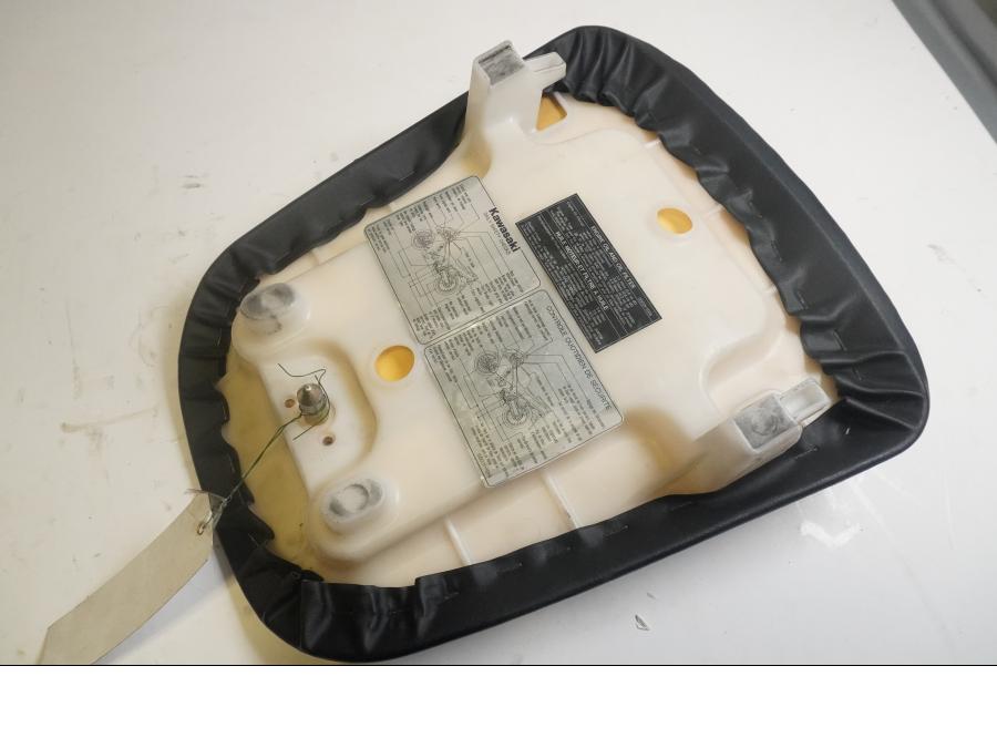 Höger sida på Sadel från en Kawasaki ZX-9R -1994 motorcykel.