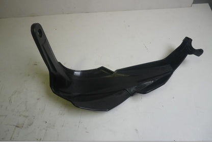 Vänster sida på Handskydd från en KTM Duke 125 -2011 motorcykel.