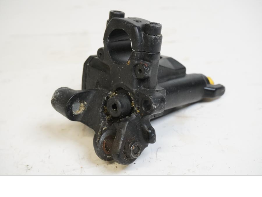 Höger sida på Kopplingshuvudcylinder från en Aprilia ETV 1000 -2002 motorcykel.