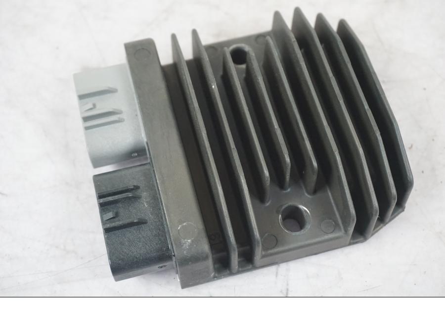 Framsidan på Likriktare från en KTM 1290 Super Adventure S -2022 motorcykel.