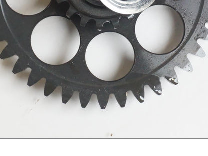 Vänster sida på Kamkedjedrev från en KTM 1190 Adventure -2015 motorcykel.