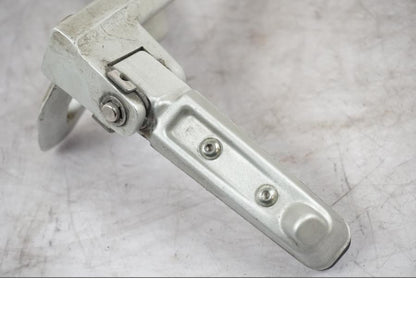 Snett uppifrån på Fotpinnefäste från en Triumph Tiger -2009 motorcykel.