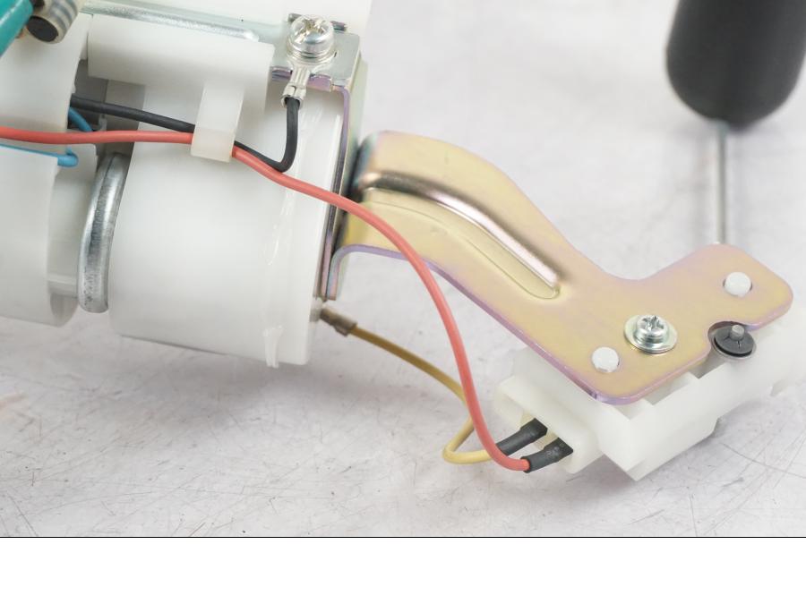 Snett nerifrån på Bensinpump insprut från en Kawasaki Z 900 -2019 motorcykel.