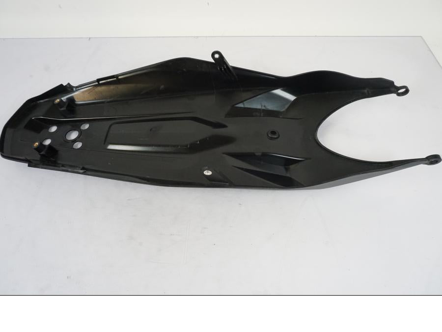 Snett uppifrån på Undertail från en KTM 790 Duke -2019 motorcykel.