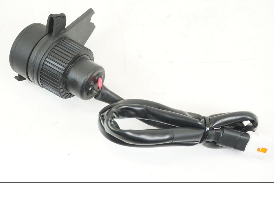 Snett uppifrån på El uttag 12 V från en Yamaha MT-09 -2021 motorcykel.