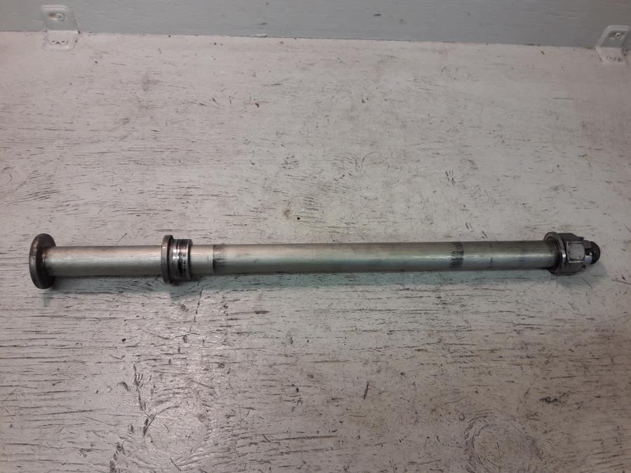 Framsidan på Axel från en Kawasaki GTR 1400 -2012 motorcykel.