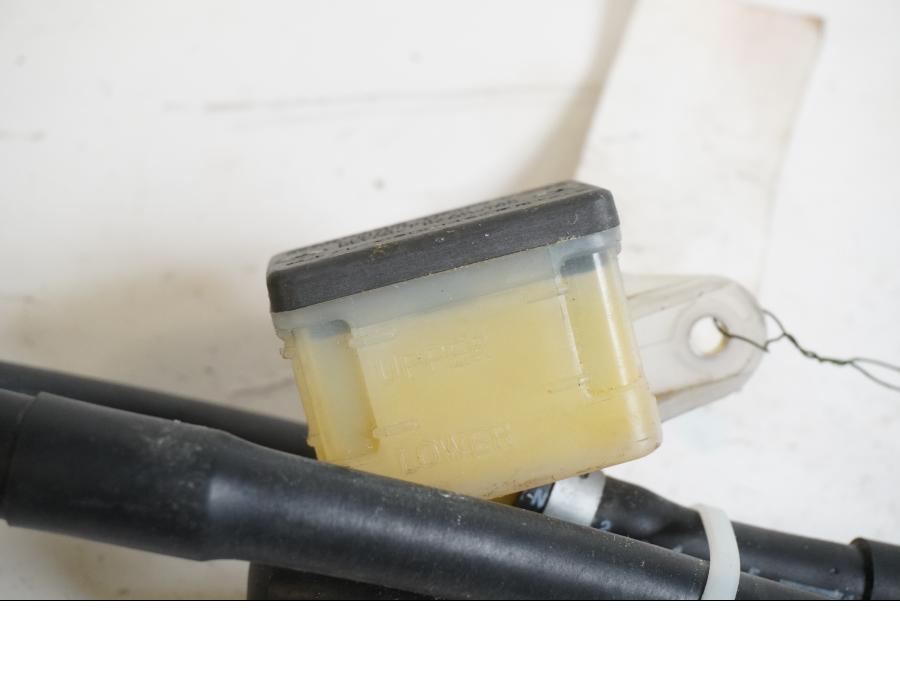 Baksidan på Bromshuvudcylinder från en Yamaha MT-01 -2005 motorcykel.