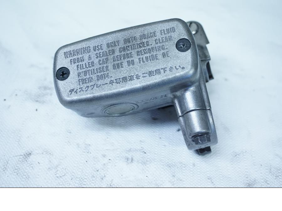 Höger sida på Bromshuvudcylinder från en Honda VFR 750 -1992 motorcykel.