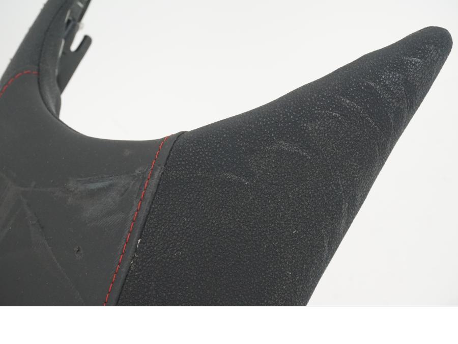 Baksidan på Sadel från en Ducati Hyperstrada -2013 motorcykel.