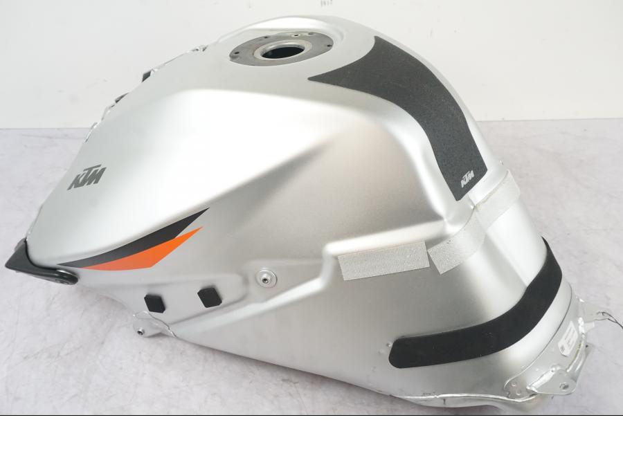 Framsidan på Bensintank från en KTM 1290 Super Duke R -2022 motorcykel.