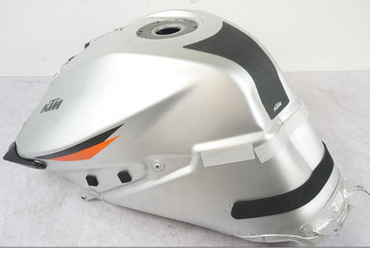 Framsidan på Bensintank från en KTM 1290 Super Duke R -2022 motorcykel.