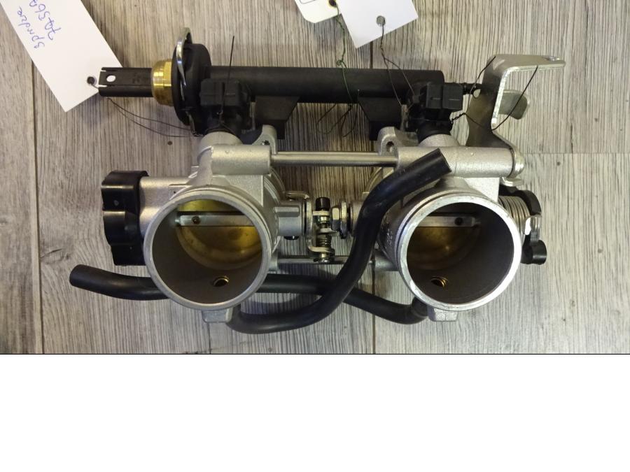 Framsidan på Spjällhus från en BMW F 800 GT -2015 motorcykel.