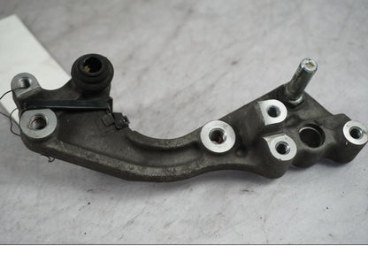 Vänster sida på Bromsoksfäste från en Honda SH 300 A -2011 scooter.