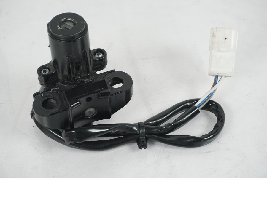 Extrabild3 på <p>Låssats från Kawasaki ER-6N ABS 2014.</p>

<p>1st nyckel, tändningslås, sadellås, tanklock.</p>

<p>(småmärken finns på locket).</p> motorcykel.