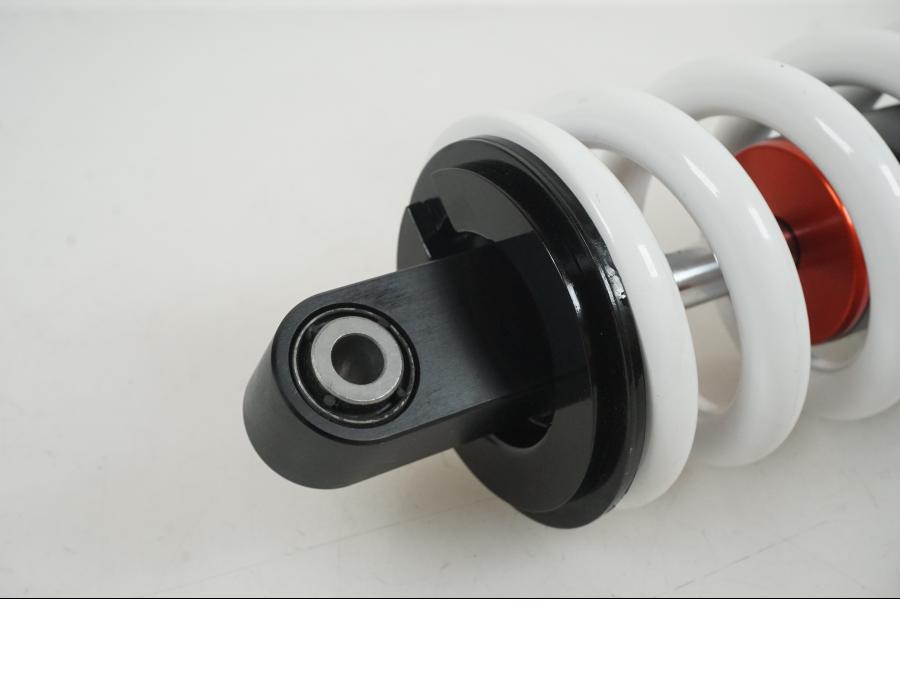 Snett nerifrån på Stötdämpare från en KTM 390 Adventure -2022 motorcykel.