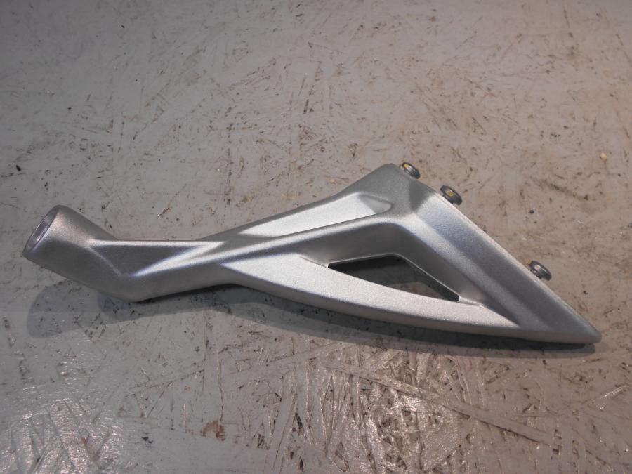 Baksidan på Styrfäste från en BMW K 1600 -2015 motorcykel.