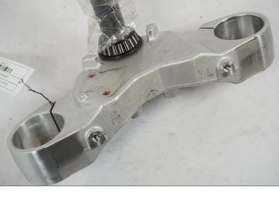 Baksidan på Gaffelkrona från en Suzuki VZR 1800 -2009 motorcykel.