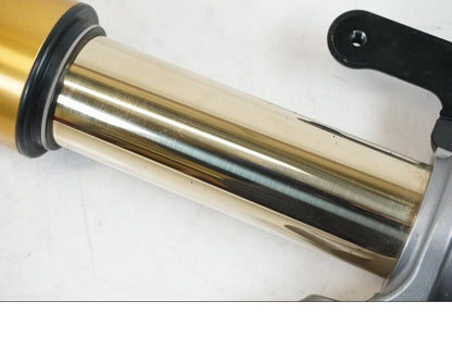 Vänster sida på Gaffelben Öhlins från en Triumph Speed Triple -2021 motorcykel.