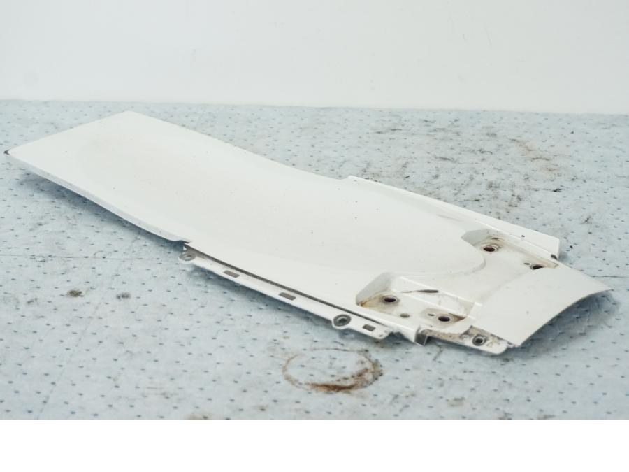 Snett uppifrån på Undertail från en Suzuki GSX-R 1000 -2008 motorcykel.