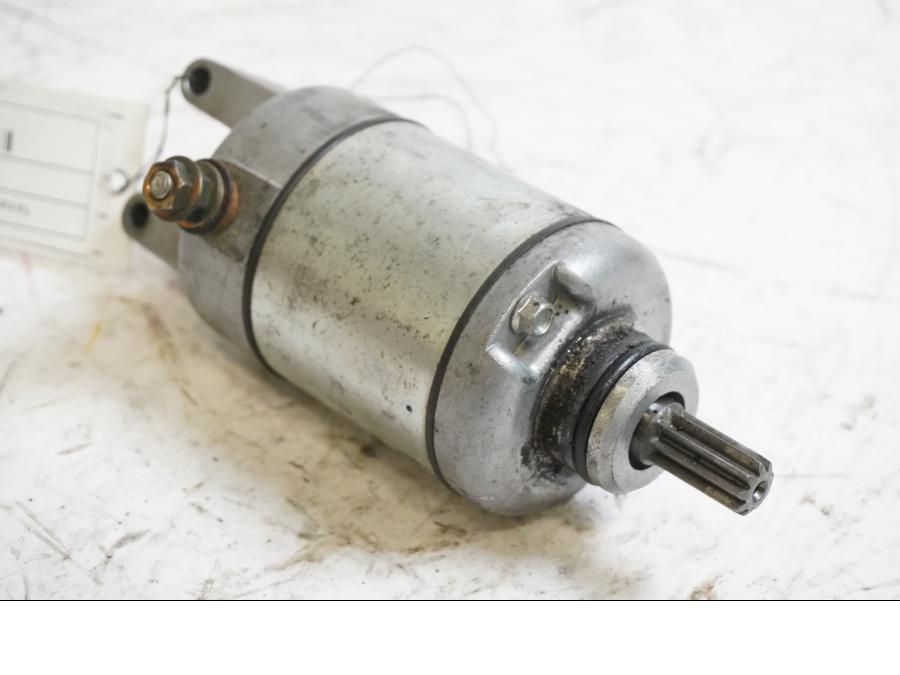 Framsidan på Startmotor från en Yamaha YZF R6 -1999 motorcykel.