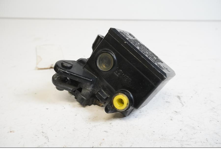 Framsidan på Bromshuvudcylinder från en Yamaha XT660Z Tenere -2009 motorcykel.