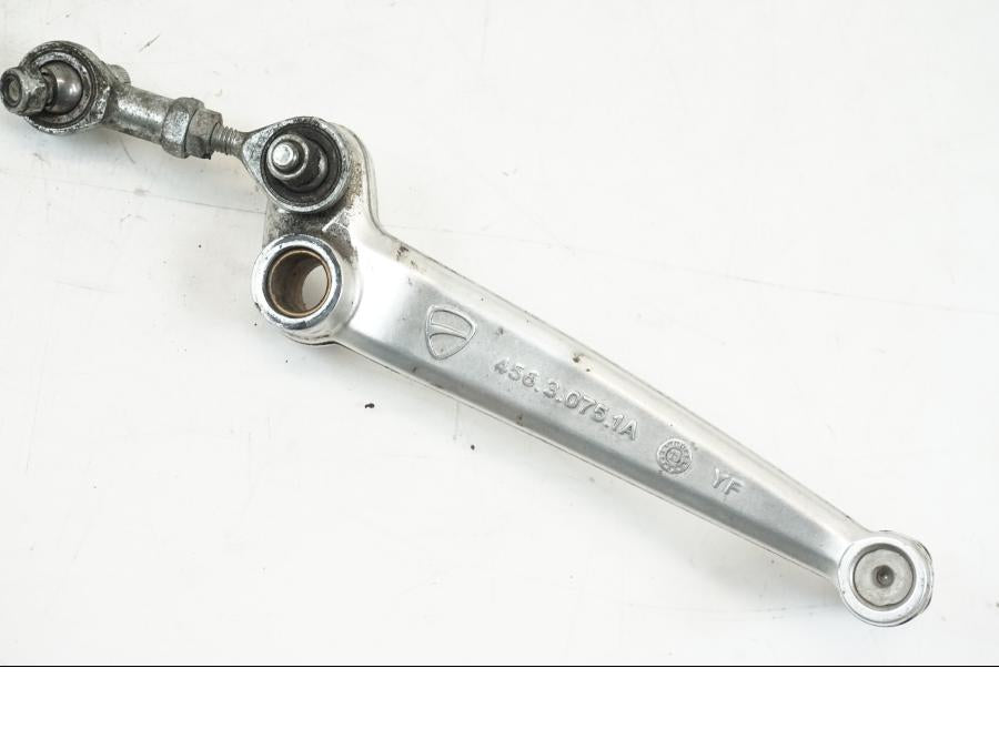 Snett uppifrån på Bromspedal från en Ducati Hyperstrada -2013 motorcykel.