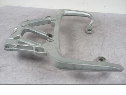 Baksidan på Pakethållare från en Triumph Tiger Explorer -2012 motorcykel.