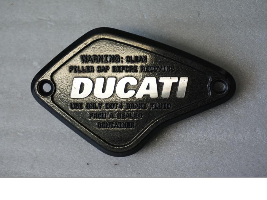 Framsidan på Bromsvätskebehållare från en Ducati Diavel -2012 motorcykel.