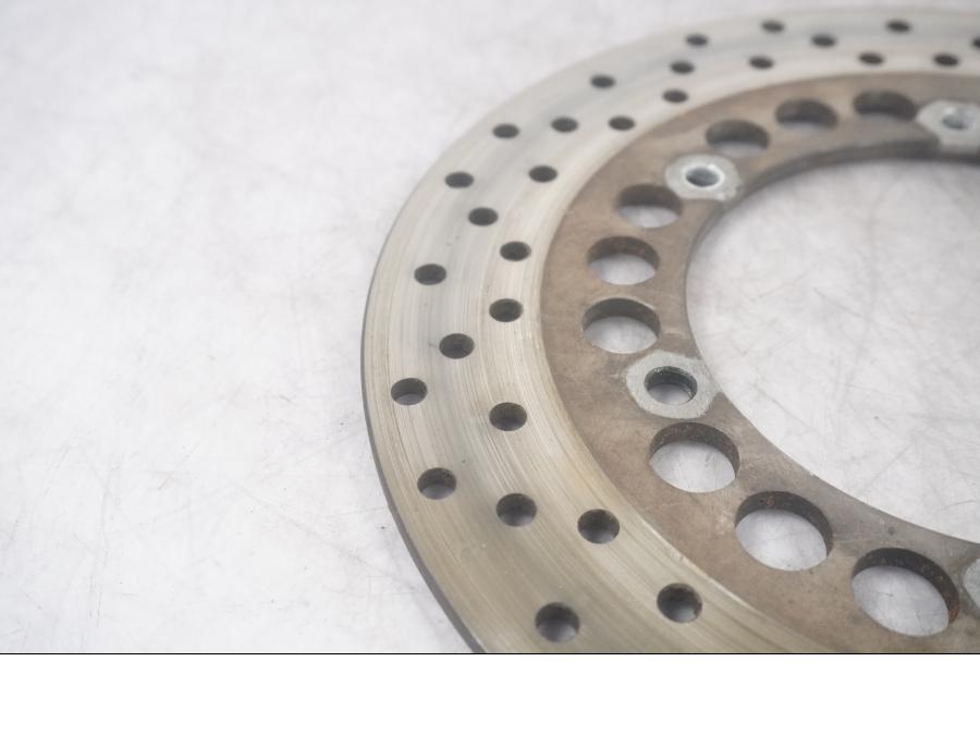 Baksidan på Bromsskiva från en Yamaha YZF 600 R -1996 motorcykel.