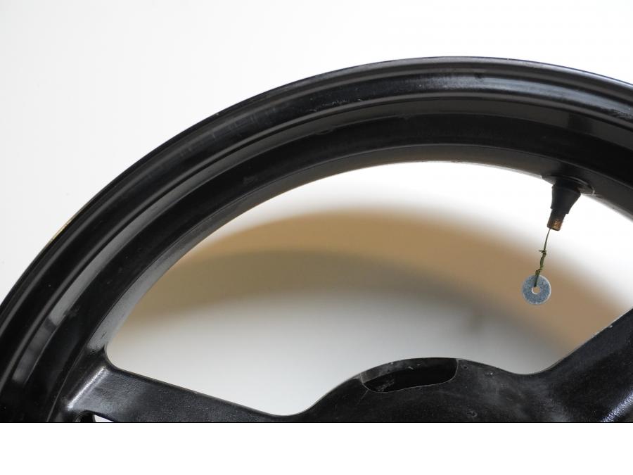 Snett uppifrån på Fälg från en Suzuki GSX-R 600 -2004 motorcykel.