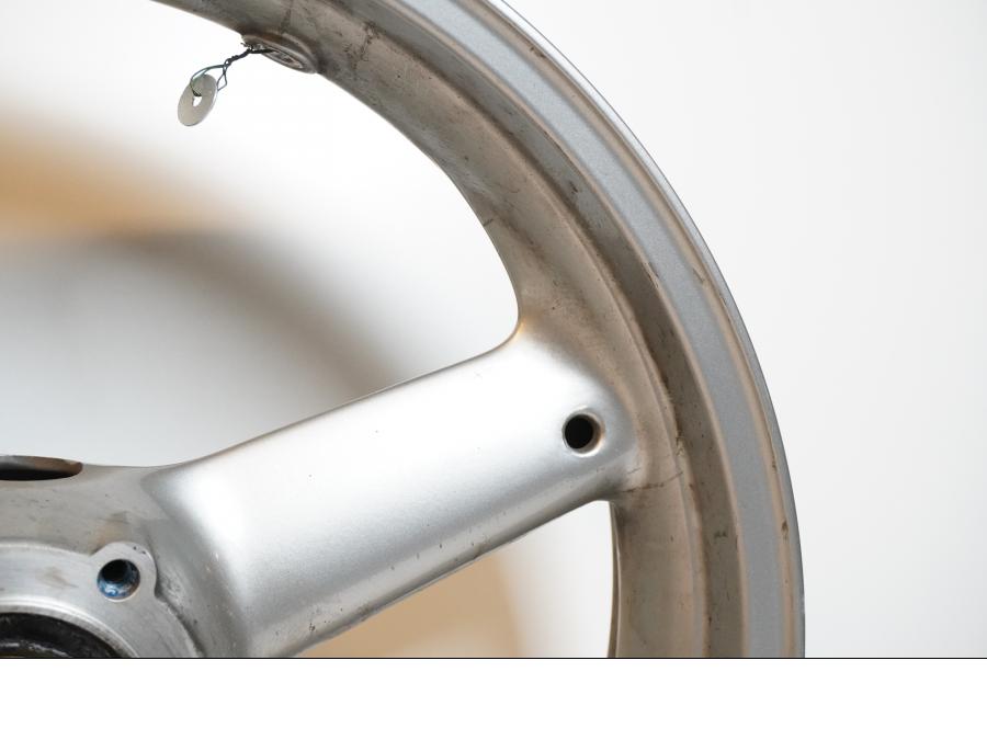 Höger sida på Fälg från en Triumph Sprint RS -2004 motorcykel.