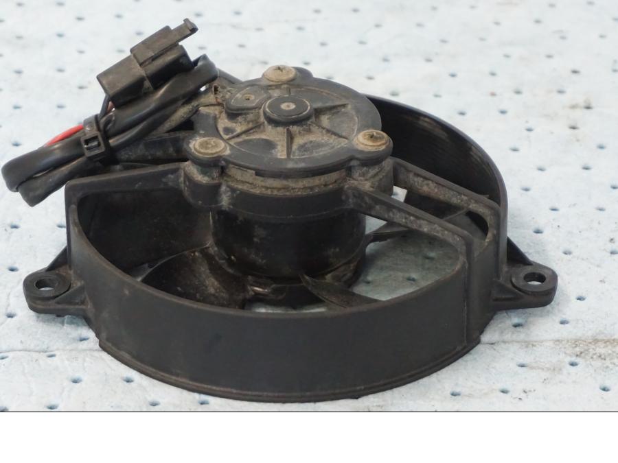 Baksidan på Vattenkylfläkt från en Yamaha X-Max 250 -2016 scooter.