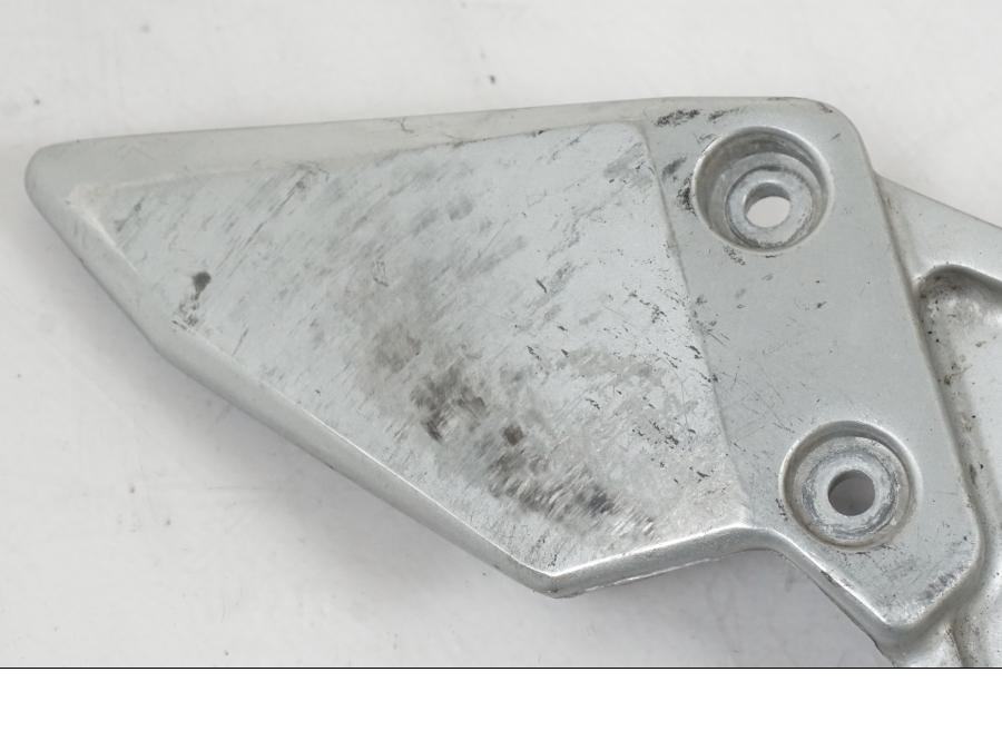 Baksidan på Fotpinnefäste inre från en Suzuki SV 650 S -2005 motorcykel.