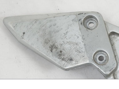 Baksidan på Fotpinnefäste inre från en Suzuki SV 650 S -2005 motorcykel.