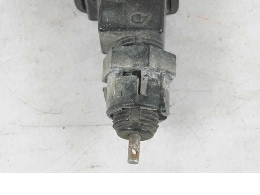 Höger sida på Bromsljuskontakt från en Triumph Tiger Explorer -2013 motorcykel.