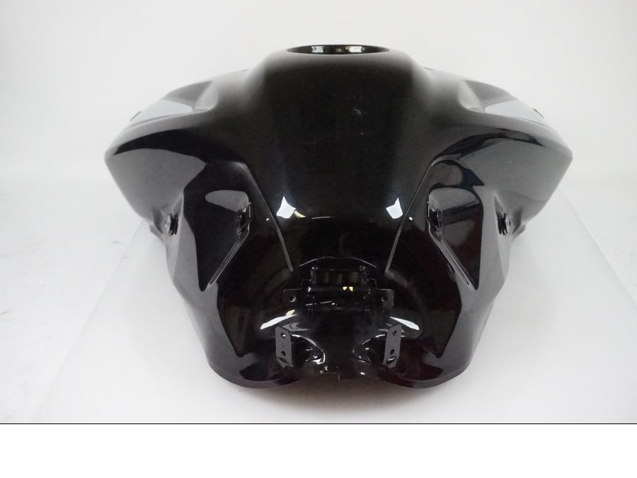 Vänster sida på Bensintank från en Triumph Tiger 900 GT Pro -2021 motorcykel.