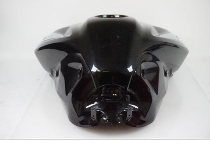 Vänster sida på Bensintank från en Triumph Tiger 900 GT Pro -2021 motorcykel.